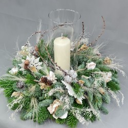 Advent wreath with one candle