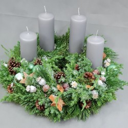 Advent wreath with gray...