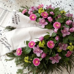 Sēru vainags ar rozā ziediem