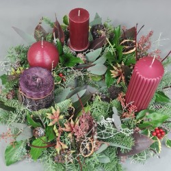 Advent wreath in green and red