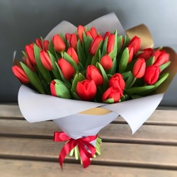 Букет красных тюльпанов