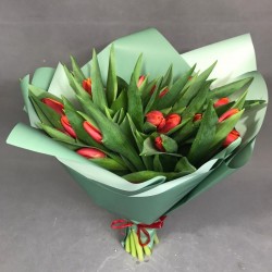Букет красных тюльпанов