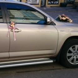 Kāzu auto dekori ar rozā lenti