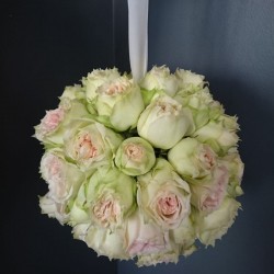 Līgavas pušķis ar baltām rozēm
