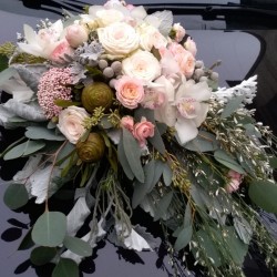 Gorgeous wedding car decor