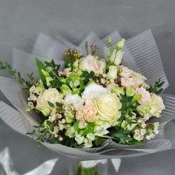 Baltu ziedu pušķis ar rozēm