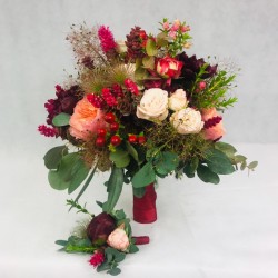 Bridal bouquet in red tones