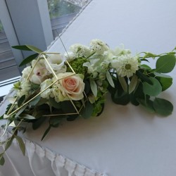 Kāzu ziedu dekors uz galda