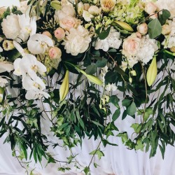 Nokarens kāzu ziedu dekorējums