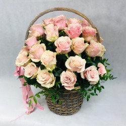 Ziedu grozs ar rozā rozēm