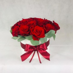 Ziedu kaste ar sarkanām rozēm
