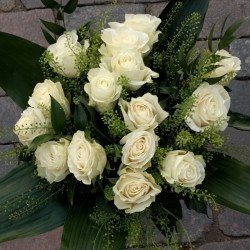 Baltas rozes ar zaļumiem