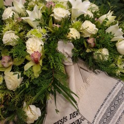 Sēru vainags ar baltām rozēm